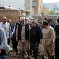 شهید طهرانچی در کنار مردم سیل‌زده پلدختر