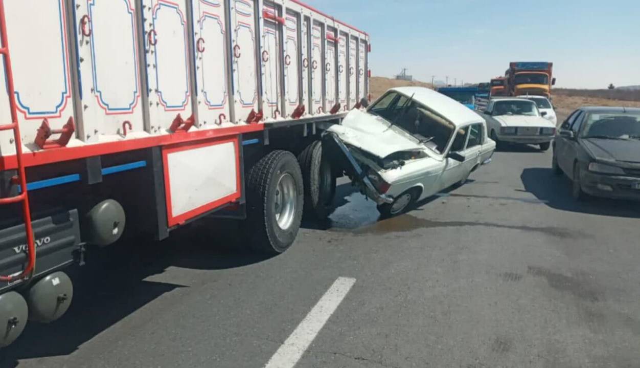 برخورد مرگبار پیکان و تریلی؛ 4 نفر جان باختند