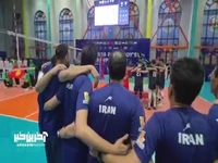 حلقه ملی‌پوشان زیر ١٩ سال والیبال ایران به دور «پرچم» هنگام نواخته شدن سرود جمهوری اسلامی ایران