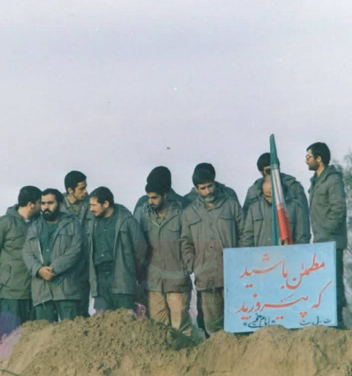 تصویری از شهیدان حاج قاسم سلیمانی و محمد حسین باقری در دوران دفاع مقدس