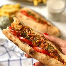 یک ساندویچ مقوی و خوشمزه‌!