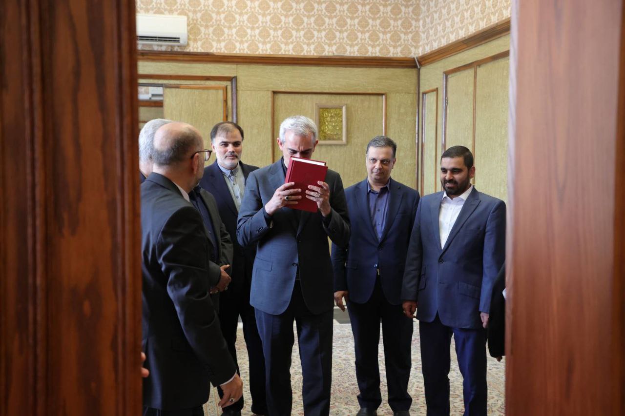 حضور مدنی‌زاده در وزارت اقتصاد پس از کسب رای اعتماد
