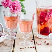 طرز تهیه شربت گل‌ محمدی، خوش‌عطر و دل‌چسب