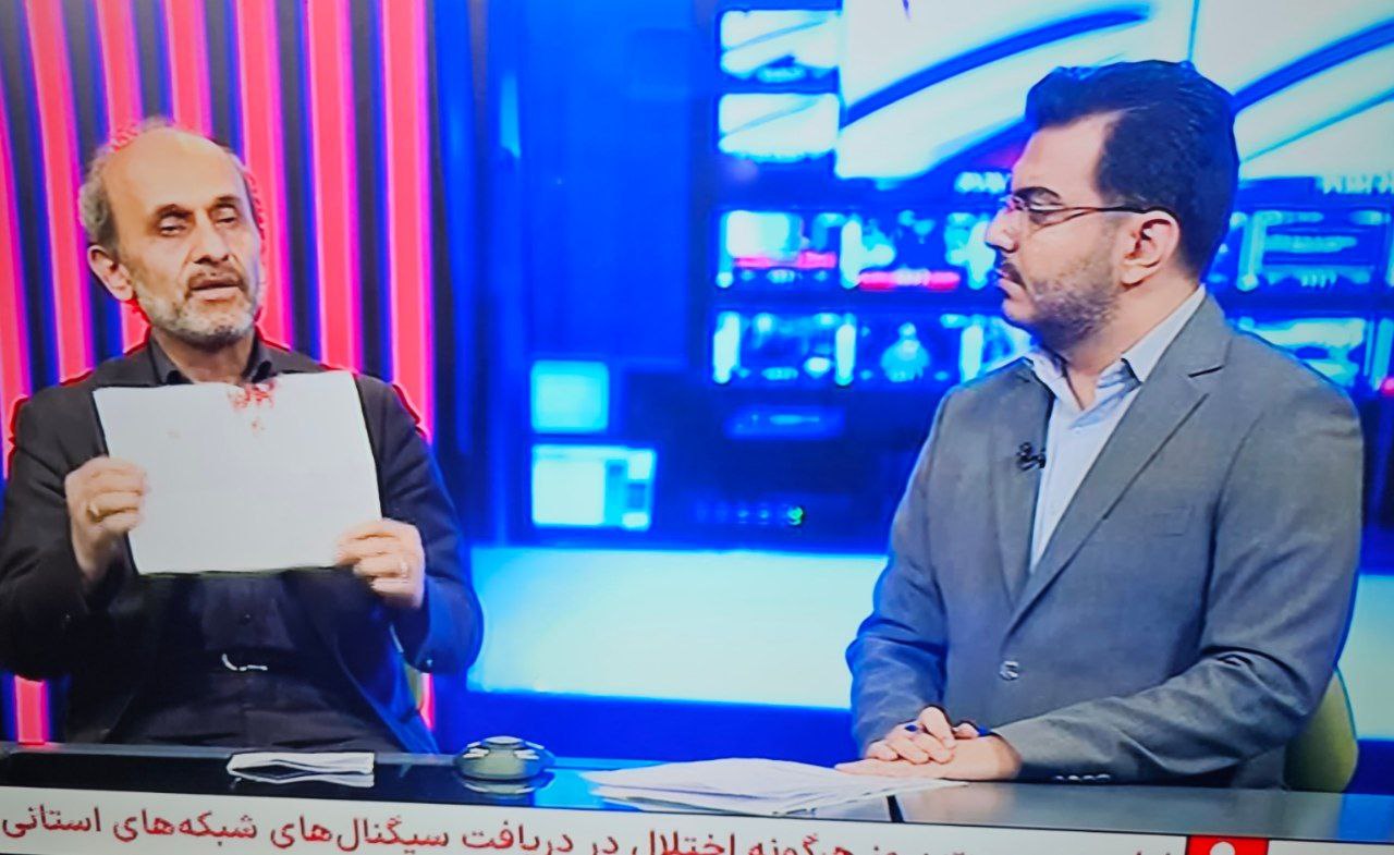 عکس/ کاغذ خونین خبرنگاران صداوسیما در دست های پیمان جبلی