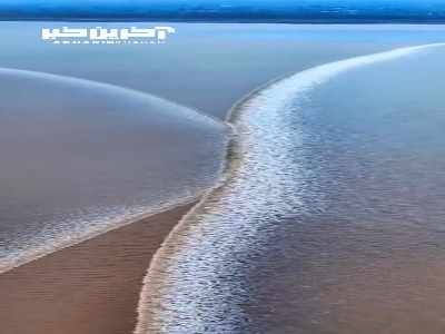 لحظه‌ی زیبای برخورد دو موج دریا به همدیگر