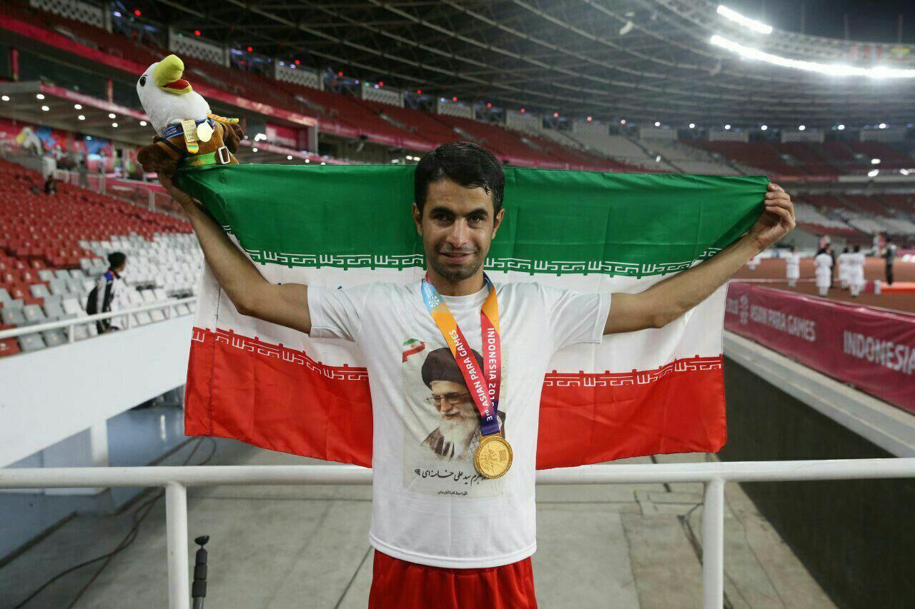 دونده نابینای همدانی مدال جهانی خود را تقدیم گوینده شجاع صداوسیما کرد