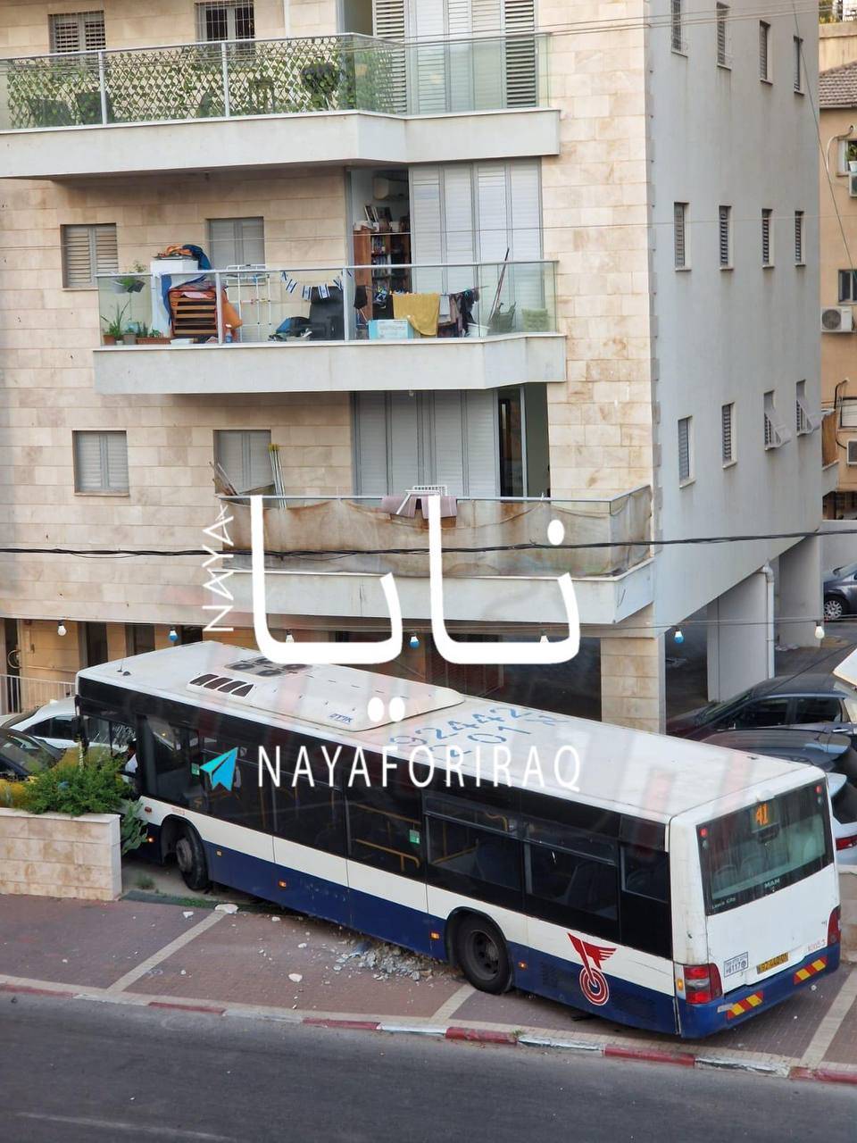 عکس/ برخورد اتوبوس اسرائیلی به ساختمان همزمان با به صدا درآمدن آژیر