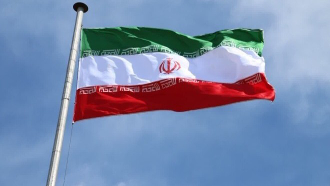اهتزاز پرچم جمهوری اسلامی ایران در قلل گلستان