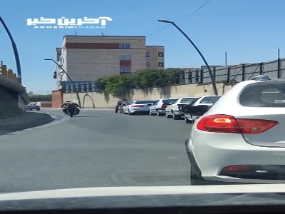 پذیرایی پدر و دختر از مردم در صف پمپ بنزین