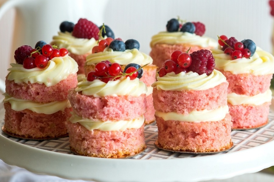 طرز تهیه مینی کیک تولد؛ یک دستور ساده با نتیجهای چشمنواز و خوشطعم