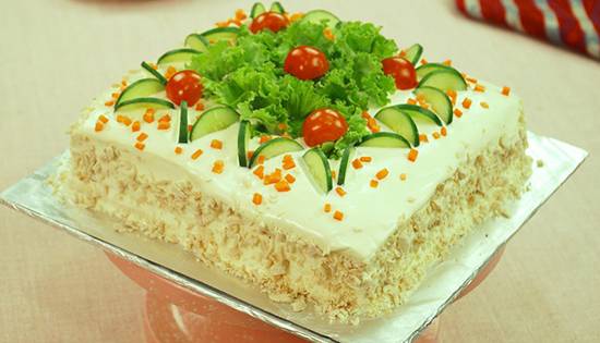 طرز تهیهی کیک مرغ؛ پیشغذای مجلسی و آسان