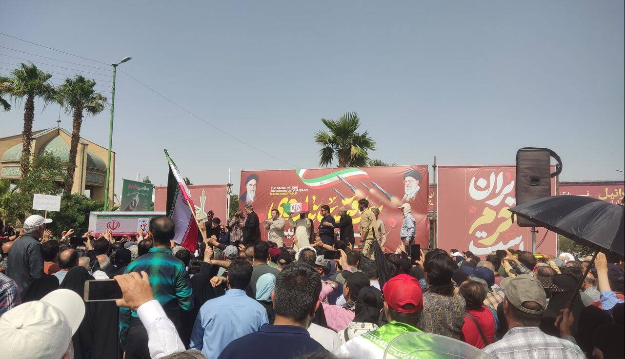 پیکر مطهر ۱۱ شهید تجاوزات دشمن صهیونیست در اصفهان تشییع شد
