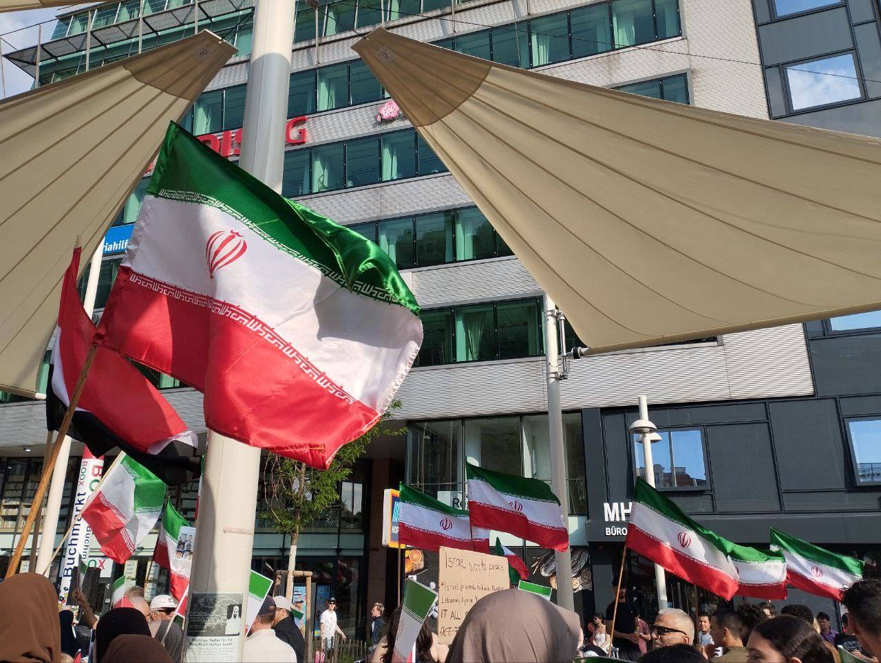  تجمع طرفداران ایران و مخالفان اسرائیل در شهر وین