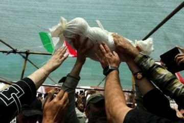 شهید ۲ ماهه ایران در بهشت زهرا(س) هم‌آغوش مادر شهیدش آرام گرفت