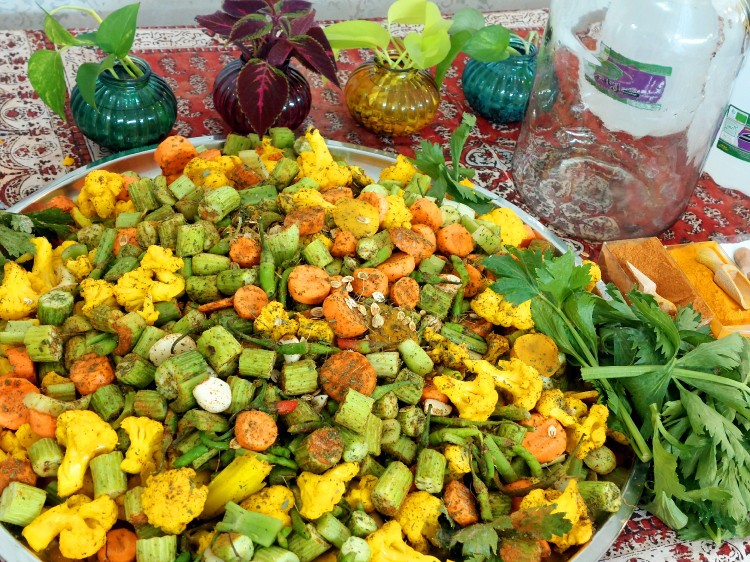 از شما/خانه ی مهتاب بانو؛ حوالیِ درست کردن ترشی مخلوط‌.‌‌‌..🧿
