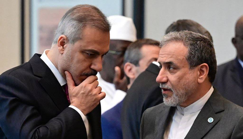 گفت‌وگوی عراقچی و فیدان در حاشیه نشست سازمان همکاری اسلامی در استانبول