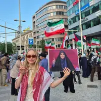 عکس/ عکس سحر امامی در دست تظاهرات‌کننده حامی ایران در خارج