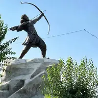 مجسمه آرش کمانگیر در میدان ونک تهران نصب شد
