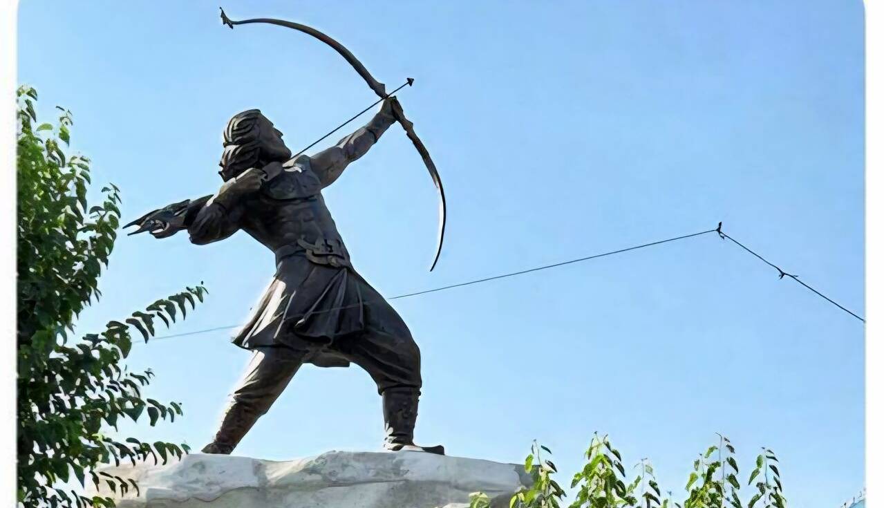مجسمه آرش کمانگیر در میدان ونک تهران نصب شد