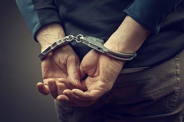 دستگیری یک نفر در زرند به اتهام تبلیغ علیه نظام در شرایط جنگی؛ احضار ۱۰ نفر