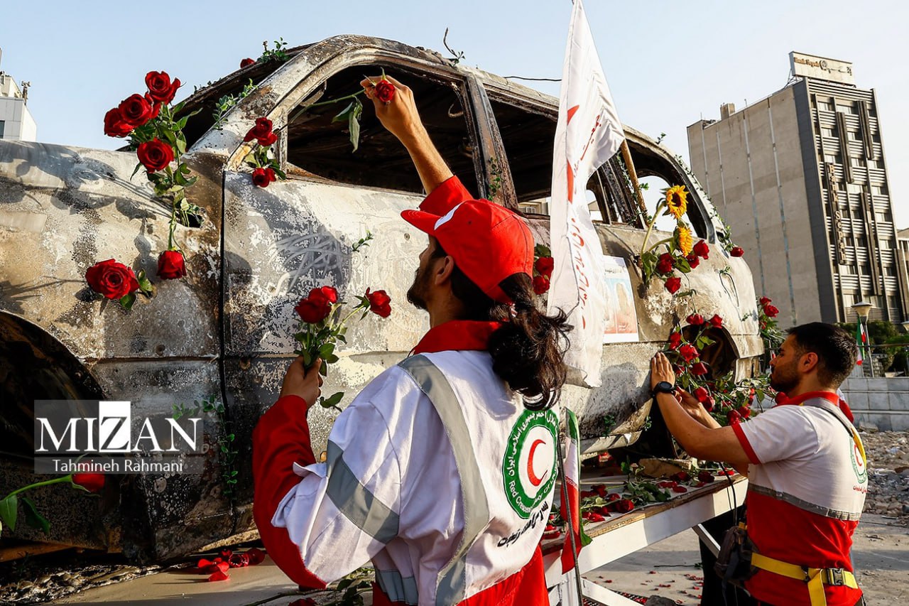 عکس/ گلباران آمبولانس هدف‌قرارگرفته شده توسط رژیم صهیونیستی در میدان هفت ‌تیر تهران