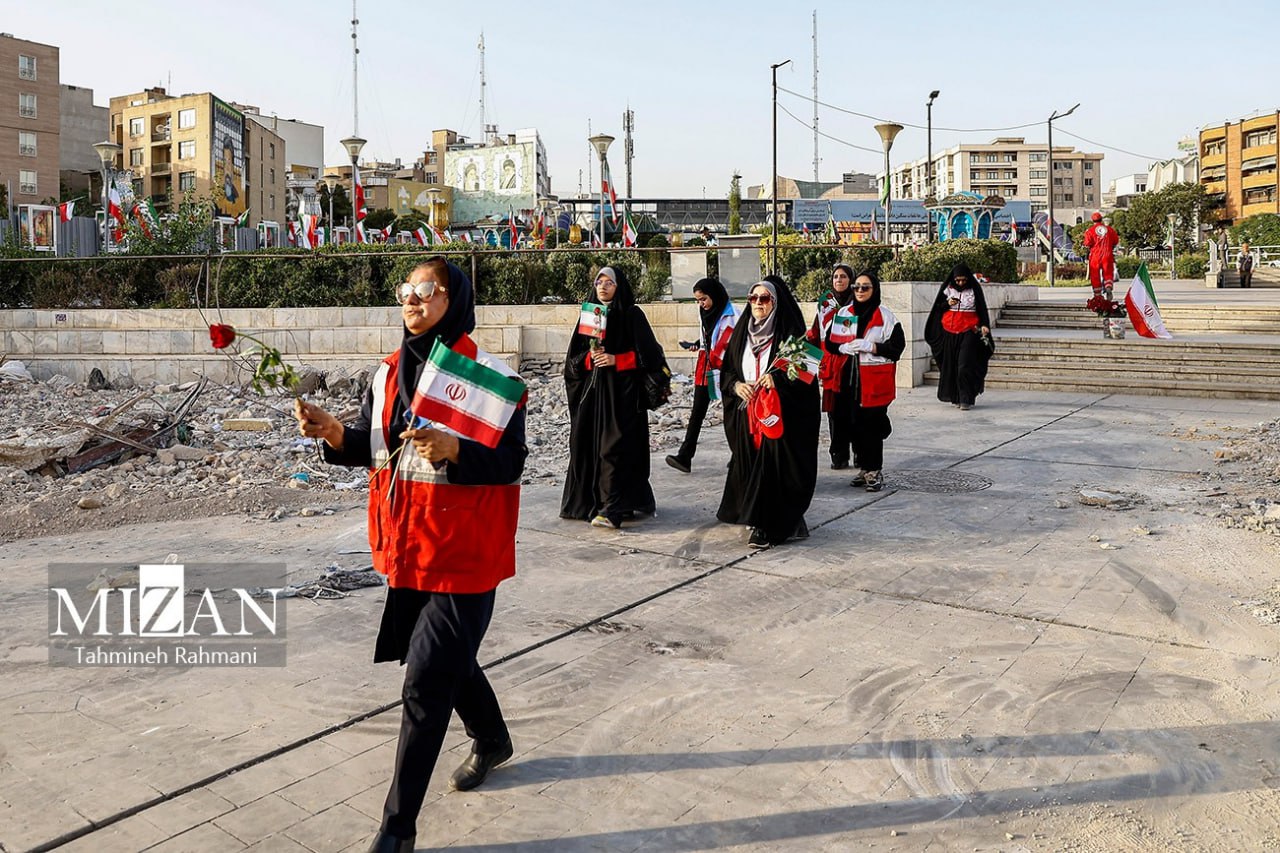 عکس/ گلباران آمبولانس هدف‌قرارگرفته شده توسط رژیم صهیونیستی در میدان هفت ‌تیر تهران