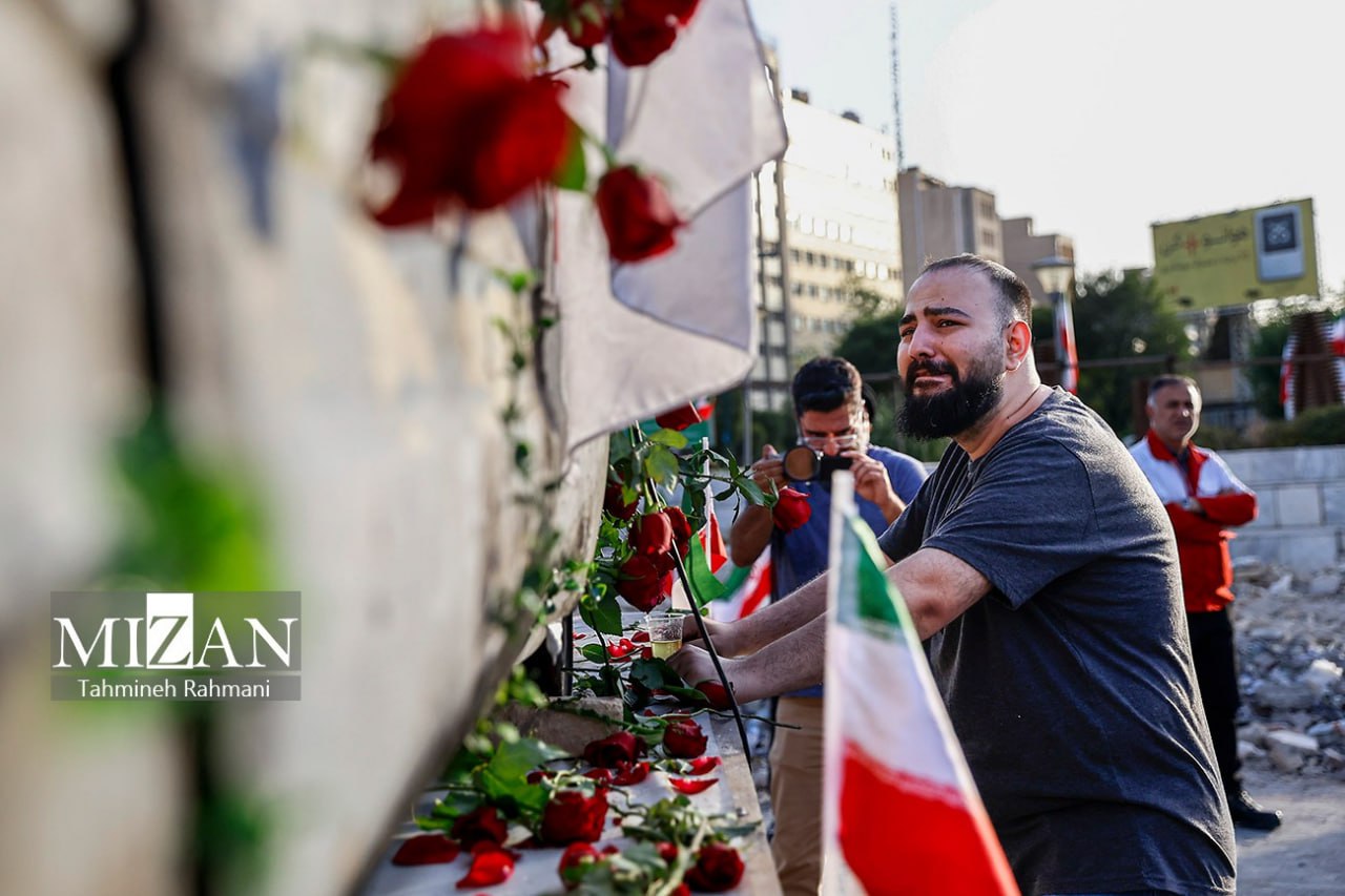 عکس/ گلباران آمبولانس هدف‌قرارگرفته شده توسط رژیم صهیونیستی در میدان هفت ‌تیر تهران