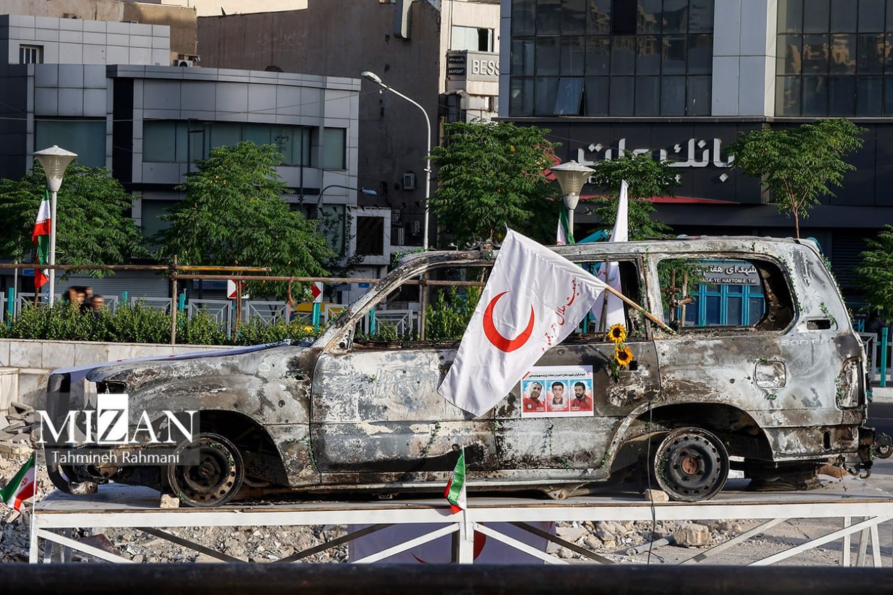 عکس/ گلباران آمبولانس هدف‌قرارگرفته شده توسط رژیم صهیونیستی در میدان هفت ‌تیر تهران