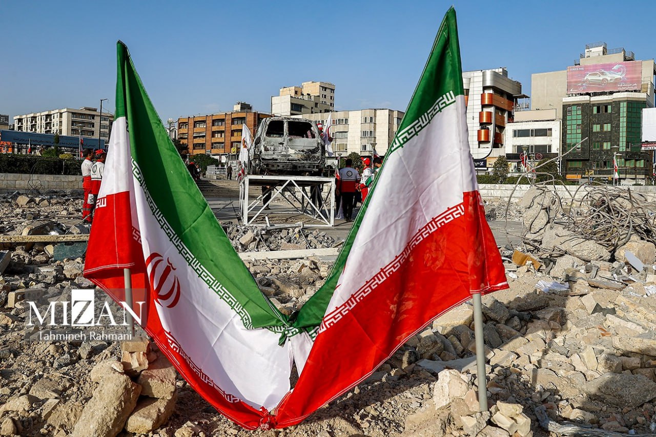 عکس/ گلباران آمبولانس هدف‌قرارگرفته شده توسط رژیم صهیونیستی در میدان هفت ‌تیر تهران