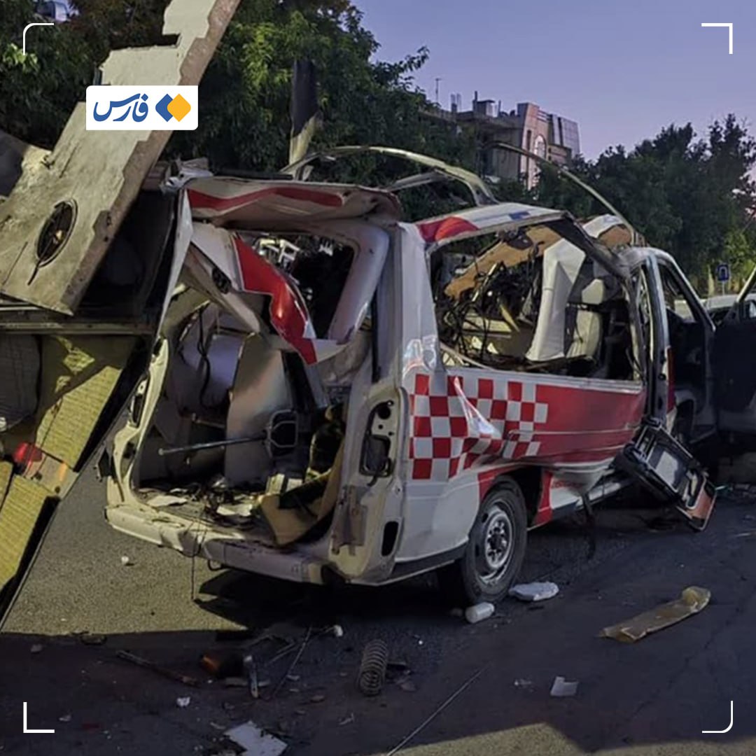 عکس/ هدف قرار گرفتن یک دستگاه آمبولانس توسط اسرائیل