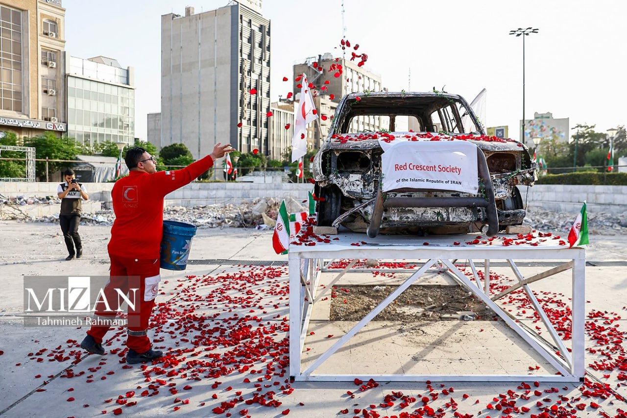 عکس/ گلباران آمبولانس هدف‌قرارگرفته شده توسط رژیم صهیونیستی در میدان هفت ‌تیر تهران