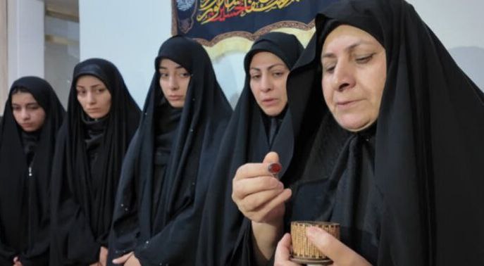 عکس / اهدای انگشتر متبرک رهبر معظم انقلاب اسلامی به خانواده شهید شایان فرد
