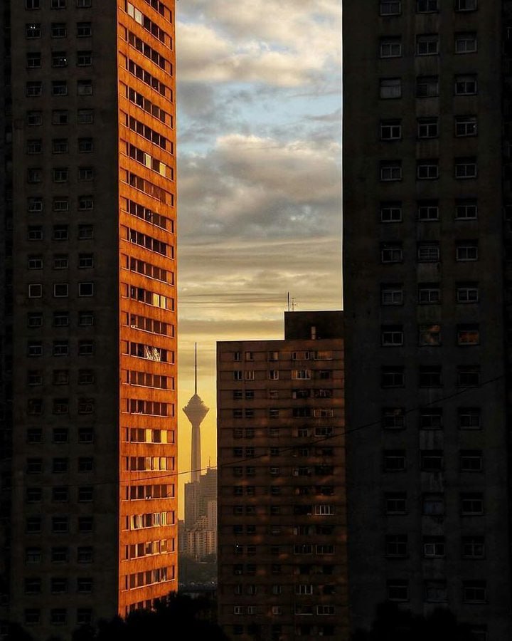 تصویری زیبا از برج میلاد