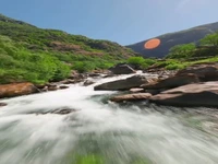  پرواز بر فراز رودخانه کوهستانی در نروژ