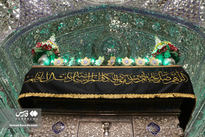 آیین اهتزاز پرچم عزای حسینی بر فراز گنبد حرم شاهچراغ(ع)