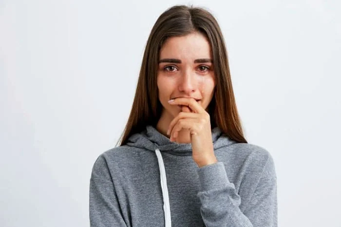 چرا وقتی نباید بخندیم ، خندمون میگیره ؟
