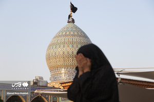 آیین اهتزاز پرچم عزای حسینی بر فراز گنبد حرم شاهچراغ(ع)