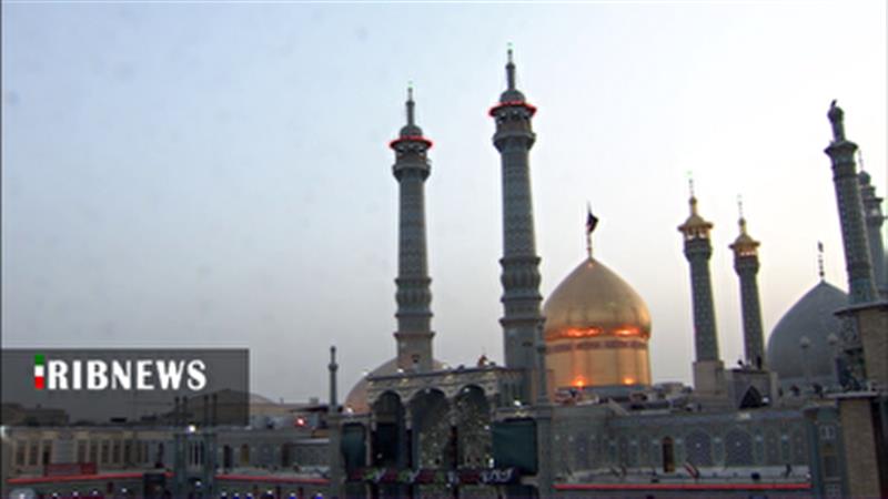 برافراشته شدن پرچم عزای حسینی بر فراز گنبد کریمه اهل بیت (س)