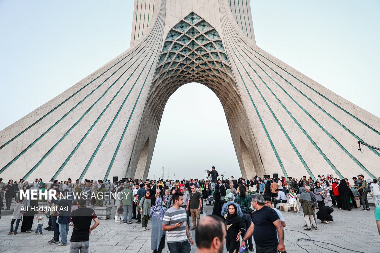 عکس/ اجرای ارکستر سمفونیک تهران در میدان آزادی