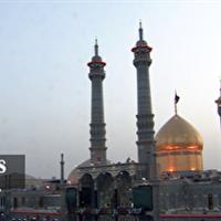 برافراشته شدن پرچم عزای حسینی بر فراز گنبد کریمه اهل بیت (س)