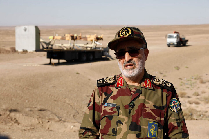 پیکر شهید شادمانی در کنار شهید حسین همدانی آرام میگیرد
