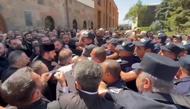 درگیری بین پلیس ارمنستان با کشیشها