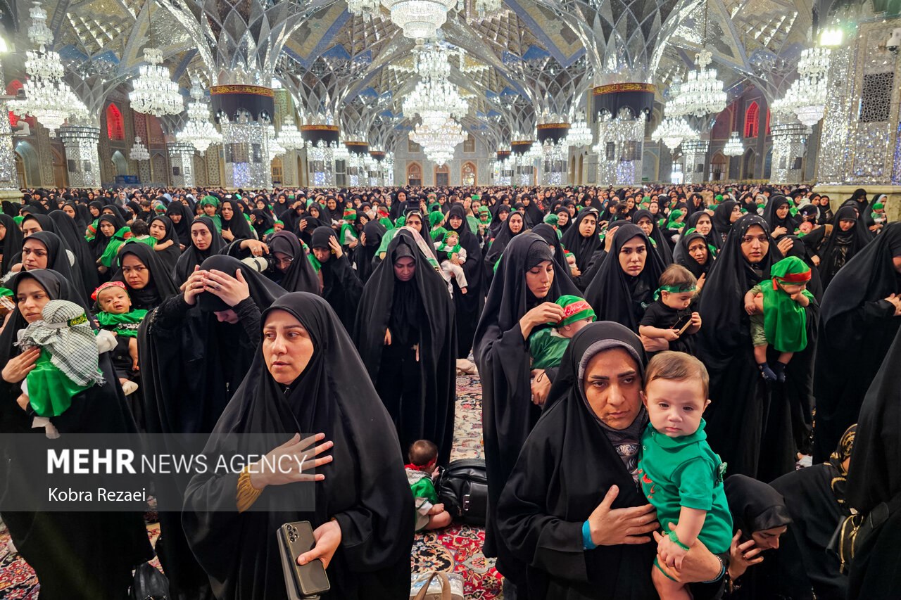 عکس/ مراسم «شیرخوارگان حسینی» در حرم امام رضا (ع)