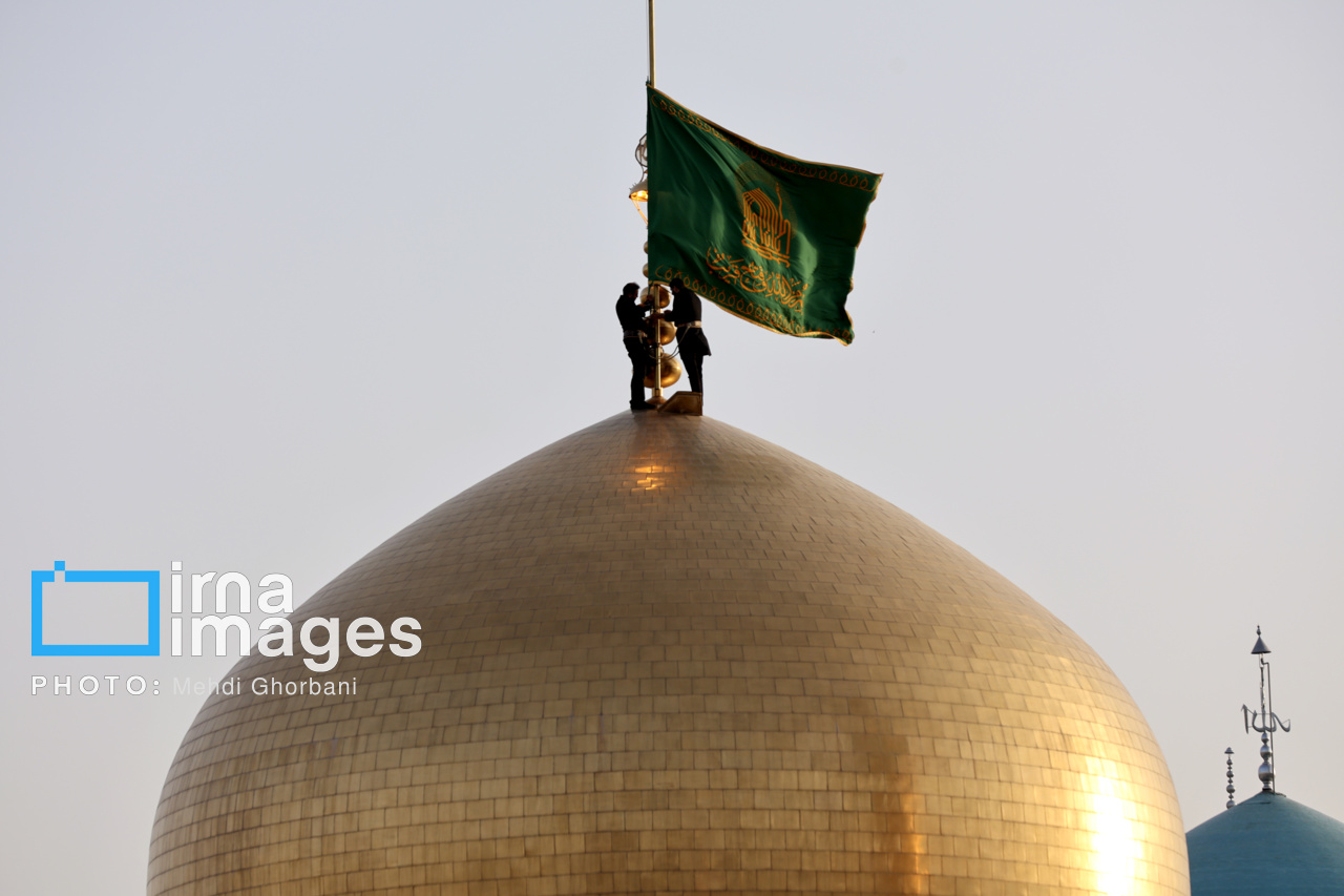 تعویض پرچم حرم رضوی در ایام محرم