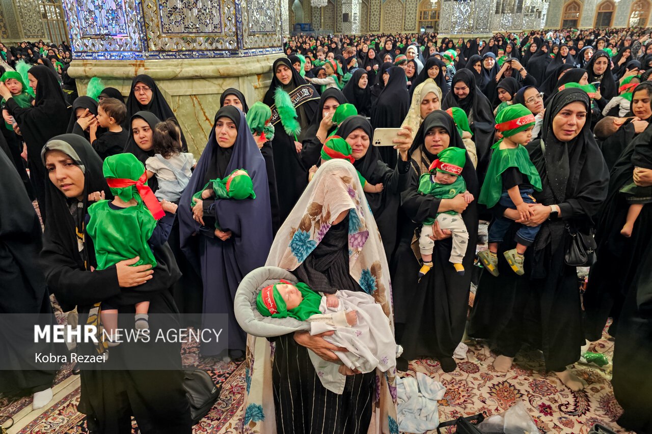 عکس/ مراسم «شیرخوارگان حسینی» در حرم امام رضا (ع)