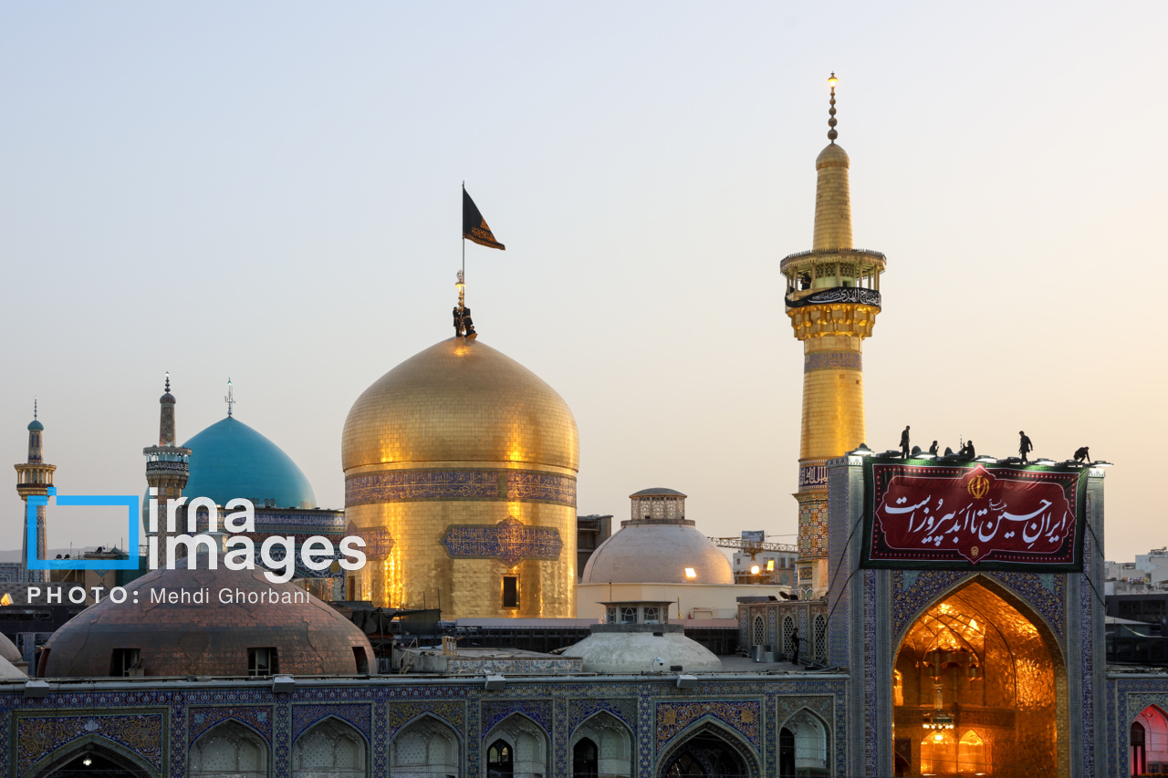  تعویض پرچم حرم رضوی در ایام محرم