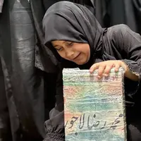 عکس/ آخرین وداع دختر جوان محمدرضا لاجوردی با پدرش 