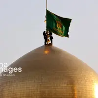  تعویض پرچم حرم رضوی در ایام محرم