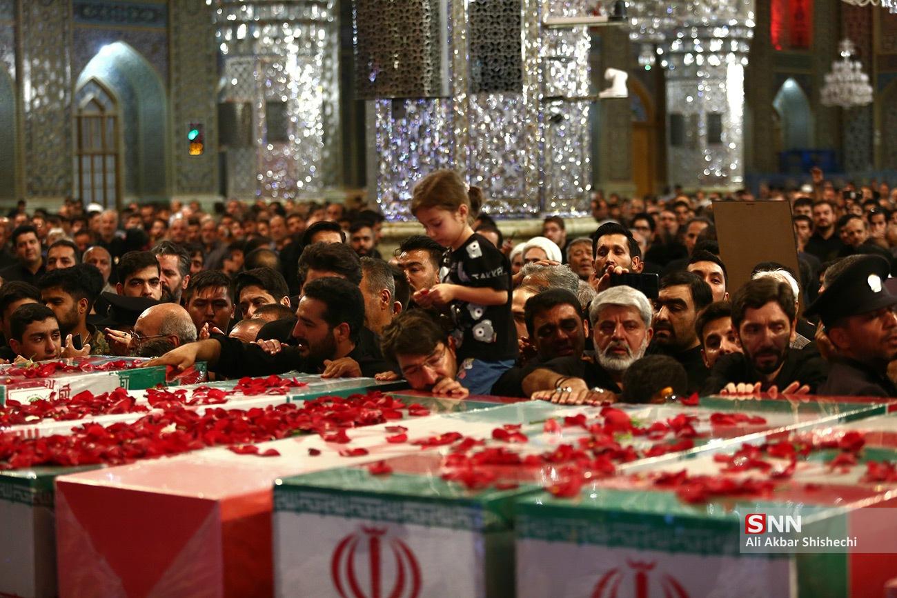 عکس/ وداع با پیکر مطهر ۱۵ شهید حملات رژیم صهیونیستی در حرم مطهر امام رضا (ع)