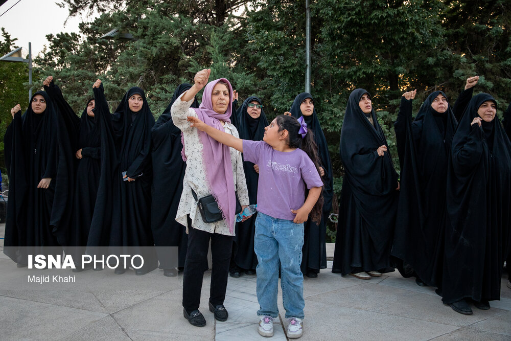 مراسم اهتزاز پرچم عزای حسینی در تهران